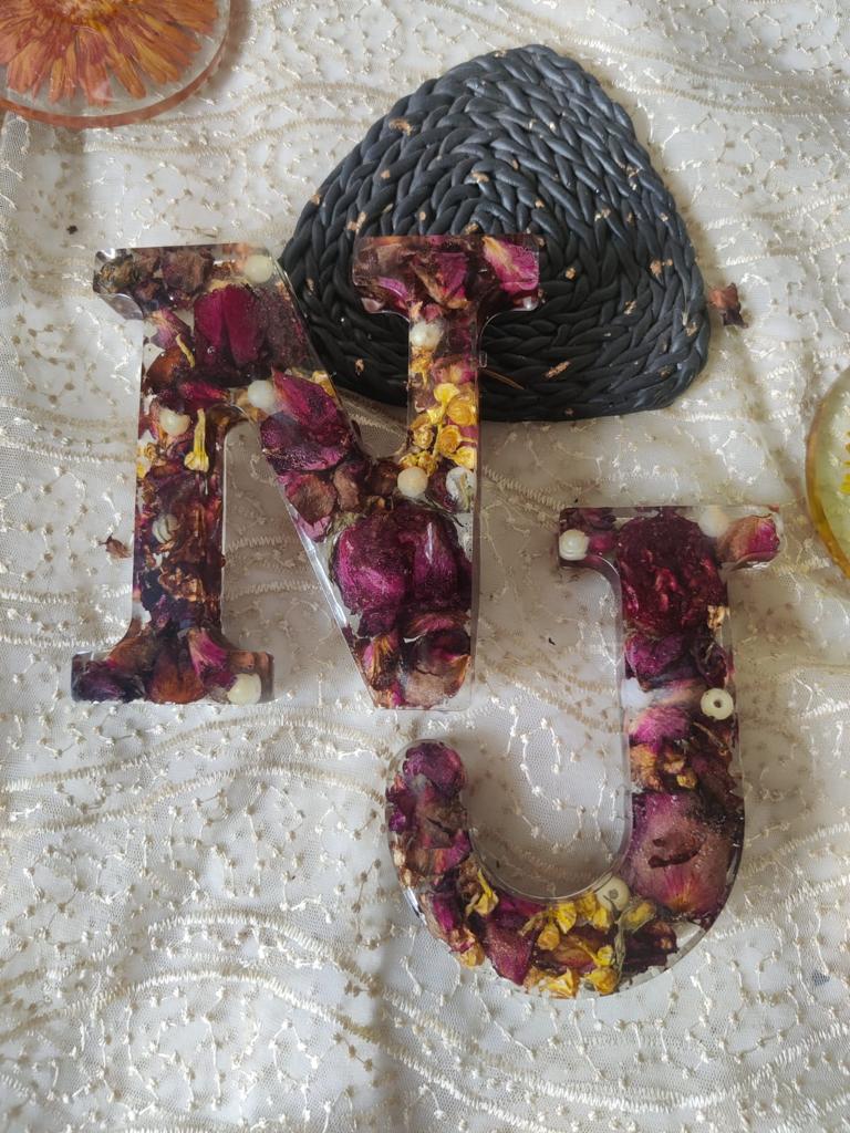 Floral Fusion: Resin Flowers Preserved in Personalized Initials