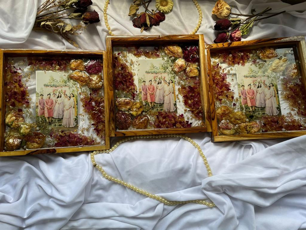 Garden of Memories: Epoxy Resin Flower Preservation Frame Celebrating Family Love