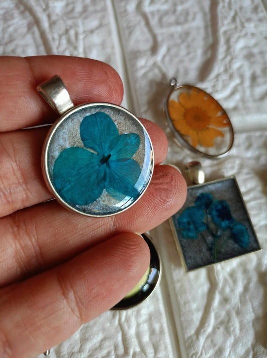 Resin Circle Shaped Pendant with  Blue Flower Inclusion